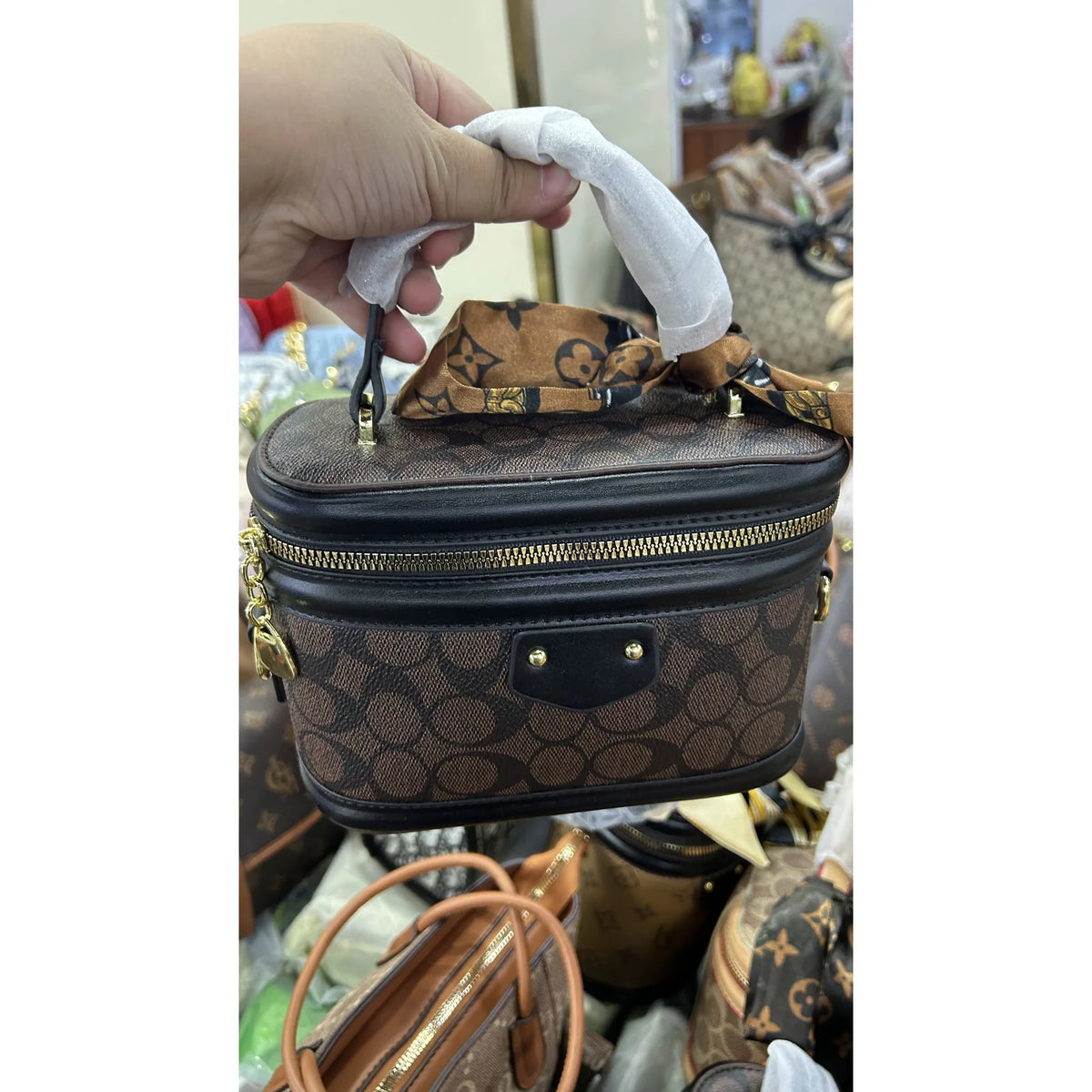 018 Small Oval Zip Vanity Bag With Scarf