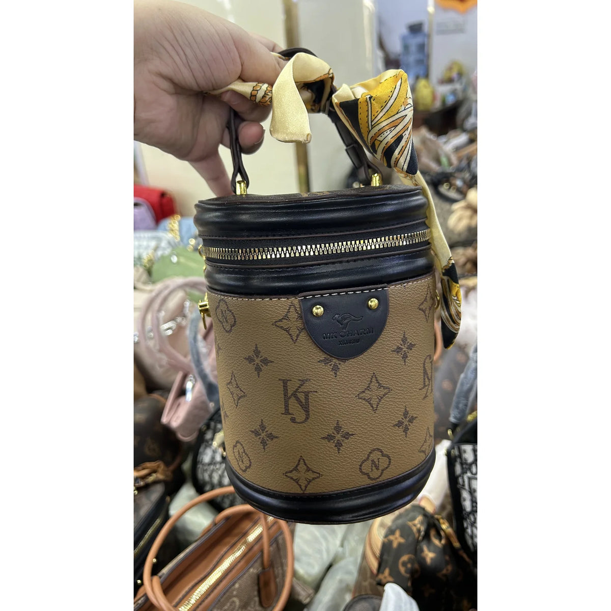 019 Small Cylindrical Vanity Bag With Scarf