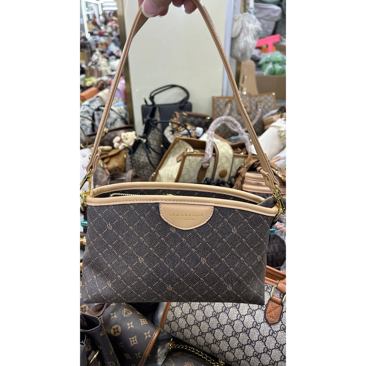 042 Small Diamond-Pattern Shoulder Bag