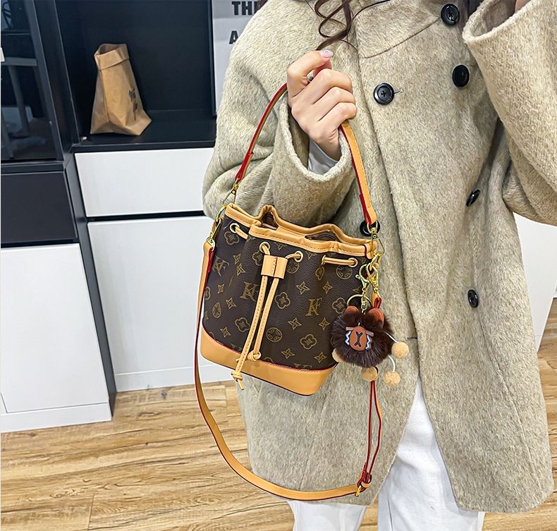 Large-Capacity Commuter Bucket Bag